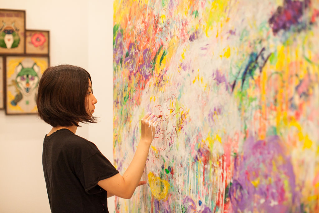 ▲日本藝術家六角彩子於2015台北藝博現場創作