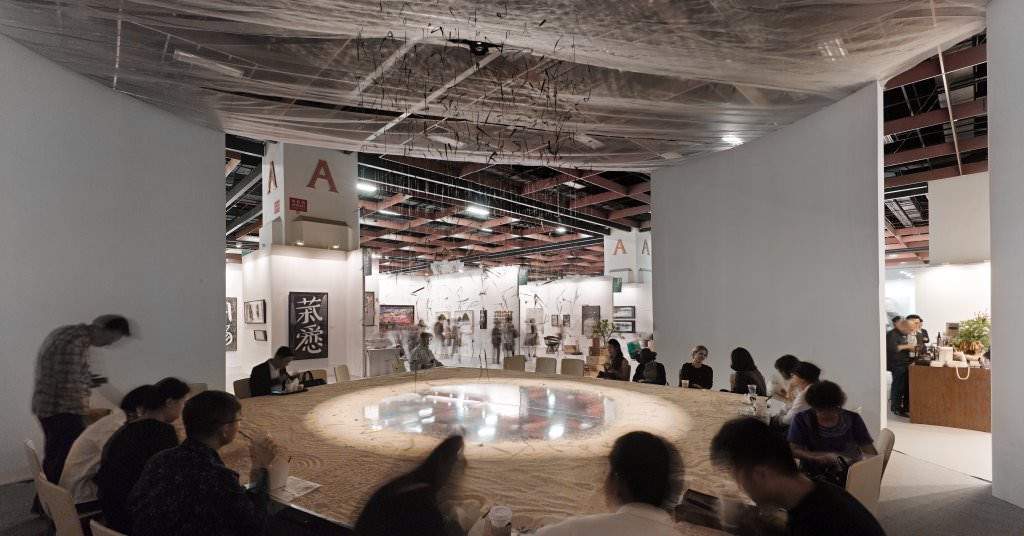 2015台北藝博咖啡區設計以沙堆和鏡面映象呈現自然形態的概念