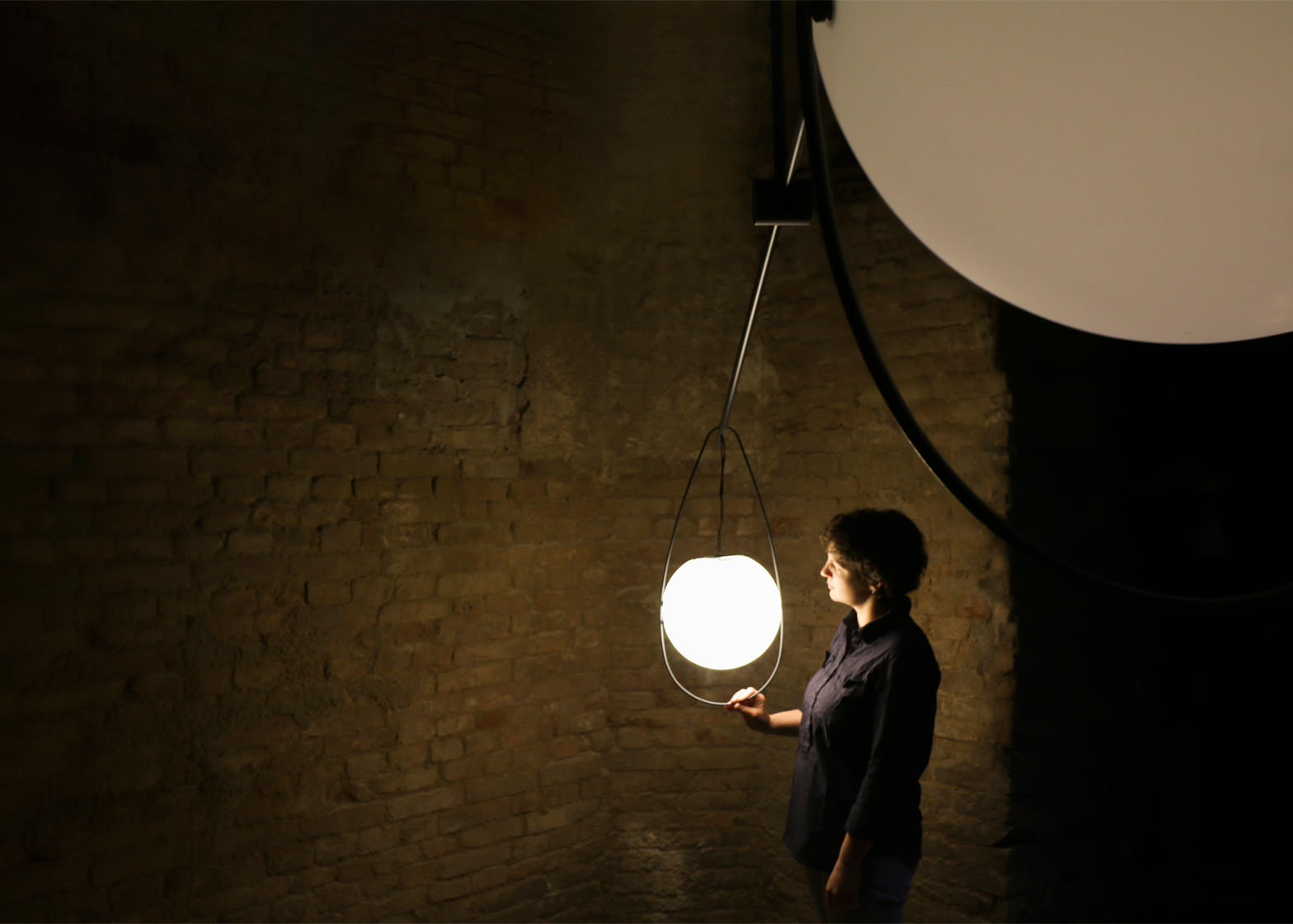 equilumen-mischer-traxler-light-distribution-glas-sphere-design-lighting-motion_dezeen_1568_3